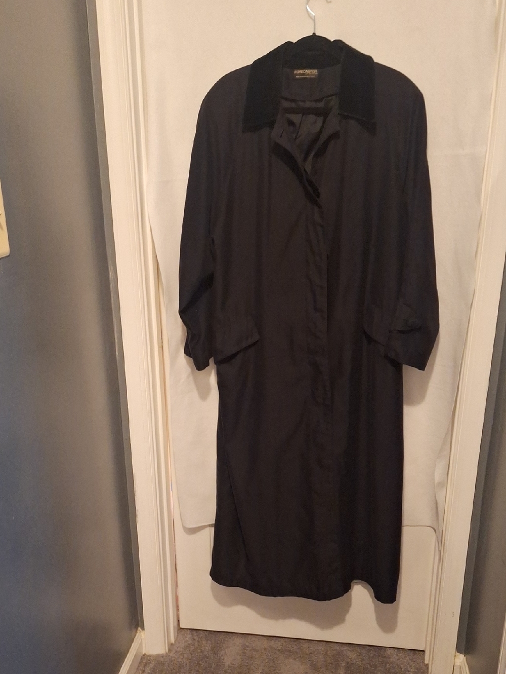 FORCASTER Vintage Women's Black Long Trench Coat with Velvet Collar